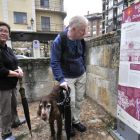 Una pareja de turistas y su perro se detienen a informarse sobre la iglesia de Santo Domingo.-VALENTÍN GUISANDE