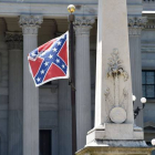 La bandera de la confederación en un monumento a las víctimas de la Guerra Civil Americana en Carolina del Sur.-Foto:   AFP / MLADEN ANTONOV