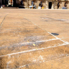 Imagen del pavimento de la plaza Mayor de Almazán donde se aprecian los restos de la traca. / VALENTÍN GUISANDE-
