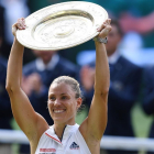 Angelique Kerber levanta su trofeo de Wimbledon.-AFP
