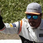 Fernando Alonso saluda al público de Montmeló tras su extraordinario séptimo puesto en la parrilla de salida de mañana en el GP de España de F-1.-EFE / ALBERTO ESTÉVEZ