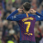 Coutinho se tapa los oídos tras marcar el 3-0 al United dirigiéndose al Camp Nou.-JORDI COTRINA