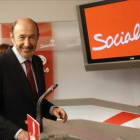Alfredo Pérez Rubalcaba, durante una comparecencia en la sede del PSOE, a mediados del 2014.-AGUSTÍN CATALÁN