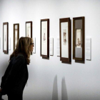 Una mujer observa las obras de Goya en el Museo del Prado.-DAVID FERNÁNDEZ (EFE)