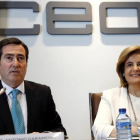 La ministra de Empleo, Fátima Báñez, junto a Antonio Garamendi, presidente de Cepyme, en un acto de la CEOE.-EFE