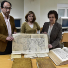 López Represa, Castresana y De la Fuente muestran uno de los mapas seccionados de origen holandés.-VALENTÍN GUISANDE