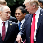 Donald Trump y Vladimir Putin durante un encuentro en Vietnam, en noviembre del 2017.-/ JORGE SILVA (REUTERS)