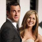 Jennifer Aniston y Justin Theroux en la alfombra roja de la fiesta de VanityFair de los Oscar.-REUTERS