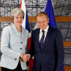 Theresa May (izquierda) con Donald Tusk, en Bruselas, este viernes 24 de noviembre.-EFE / CHRISTIAN HARTMANN