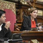 Gerardo Pisarello y Ada Colau, en el pleno del Ayuntamiento de Barcelona-FERRAN SENDRA