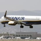 Un avión de Ryanair en El Prat.-JOSEP GARCÍA