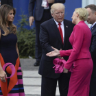 Agata Kornhauser-Duda ignora la mano tendida de Trump y se dirige a saludar a Melania.-AP / ALIK KEPLICZ