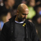 Pep Guardiola, con el lazo amarillo durante un partido del Manchester City.-/ AFP / OLI SCARFF