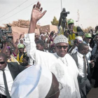 Muhammadu Buhari saluda a sus seguidores tras votar el sábado en la localidad de Daura.-Foto: AP / BEN CURTIS