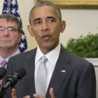 Obama (derecha), junto al jefe del Pentágono, Ash Carter, en la rueda de prensa en la Casa Blanca, este miércoles.-EFE / MICHAEL REYNOLDS