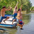 Unos jóvenes saltan al Duero para refrescarse. MARIO TEJEDOR