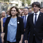 Ada Colau y Carles Puigdemont, durante la manifestación contra los atentados del pasado 27 de agosto-ALBERT BERTRAN