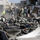 Equipos de rescate y civiles buscan a supervivientes entre los escombros de los bombardeos saudis.-Foto: REUTERS / KHALED ABDULLAH
