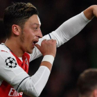 Ozil celebra un gol con el Arsenal.-AFP / BEN STANSALL