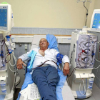 Luis, durante una de las sesiones de hemodiálisis a los que acude tres veces por semana en un centro de la capital vallisoletana.-JA