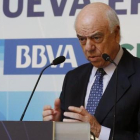 El presidente del BBVA, Francisco González, durante su intervención en el encuentro organizado por la CEOE y Cepyme.-EFE / SERGIO BARRENECHEA