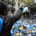 Manifestantes arrojan bolsas de basura cerca de la delegación del Gobierno, en Barcelona.-JORDI COTRINA