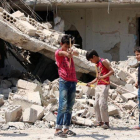 Niños jugando en las calles de la ciudad de Deraa, en el sur de Siria, el pasado 20 de agosto.-ALAA AL-FAQIR