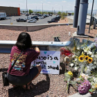 Una mujer coloca flores cerca del lugar del ataque en El paso.-EFE / LARRY W. SMITH