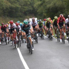El pelotón de la Vuelta, durante la 12ª etapa.-EFE / JAVIER LIZÓN
