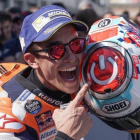 Marc Márquez señala, feliz, el interruptor que tiene dibujado sobre su casco.-ALEJANDRO CERESUELA