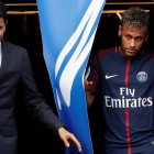 Nasser Al-Khelaifi, presidente catarí del PSG, y Neymar, salen al césped del Parque de los Príncipes.-CHRISTIAN HARTMANN