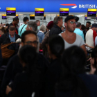 Situación en el área de facturación de equipajes de British Airways en Heathrow.-REUTERS