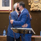 Luis Cuesta abraza a Antonio Pardo en el pleno de la investidura.-GONZALO MONTESEGURO
