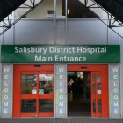 Entrada del hospital del Salisbury donde permanecen ingresadas las dos personas. /-AFP / CHRIS J RATCLIFFE
