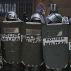 La policía militar desplegada en Cochabamba.-(AP PHOTO JUAN KARITA)