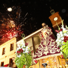 La Bajada de Jesús con los fuegos artificiales al fondo en una foto de archivo MARIO TEJEDOR