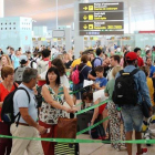 Accesos a los controles en el primer día de huelga en el aeropuerto de El Prat.-JOAN CORTADELLAS