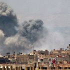 Imagen de humo en Damasco por los combates entre el régimen y los opositores en el suburbio de Ghouta.-Foto: REUTERS / STRINGER