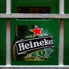 Una caja de plástico para transportar botellines de la empresa cervecera Heineken.-TIM CHONG