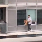 Captura del vídeo donde se ve al hombre que rescata a su gato caminando por una estrecha cornisa, en Toronto.-INSTAGRAM