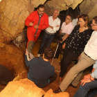 El director general de Patrimonio Cultural, Enrique Saiz, junto a la presidenta de la Diputación, Ángeles Armisén, visita el yacimiento de Cueva de Guantes en Villanueva de Arriba (Palencia).-ICAL