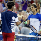 Rafa Nadal y Feliciano López se saludan tras el partido que ha ganado este último, en Cincinnati.-Foto: AP / JOHN MINCHILLO