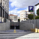 Entrada al parking de MarianoGranados y Espolón desde la plaza Jurados de Cuadrilla, en una imagen de ayer por la tarde. / ÁLVARO MARTÍNEZ-