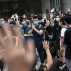 Manifestantes votan ocupar el vestíbulo del edificio en Hong Kong (China) durante una protesta en contra del proyecto de ley de extradición en Hong Kong (China), este lunes.-JEROME FAVRE (EFE)