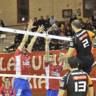 Dos jugadores del CMA intentan bloquear una acción ofensiva de Cai Teruel. / DIEGO MAYOR-