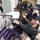 Momentos de tensión vividos en una tienda de electrodomésticos de Londres durante el Black Firday.-