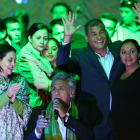 Moreno se dirige a sus seguidores arropado por el presidente Correa, este domingo en Quito-REUTERS