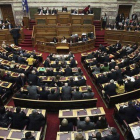 Diputados del Parlamento griego durante la votación por el presidente, el 23 de diciembre en Atenas.-Foto: EFE / SIMELA PANTZARTZI