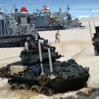Desembarco de marines de EEUU en la playa de Pinheiro, al sur de Lisboa.-AFP / FRANCISCO LEONG