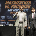 Floyd Mayweather y Manny Pacquiao, en Los Ángeles, durante la presentación del combate que enfrentará a ambos boxeadores el 2 de mayo en Las Vegas.-Foto: AP / ED CRISOSTOMO